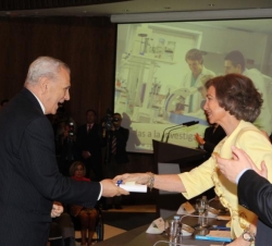 Doña Sofía hace entrega del diploma de Ayudas a la Investigación Científica en Salud, en su categoría de Oncología, a Enrique Blázquez, Catedrático de